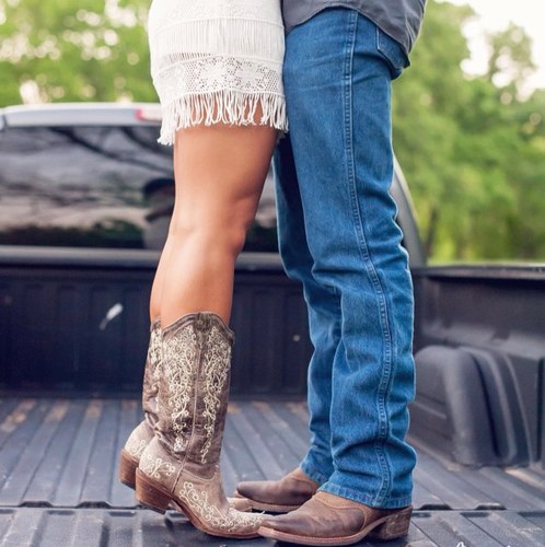 c a n a d i a n & c o u n t r y . Just a country girl understanding the game of hockey better than you think. Huge fan of Chevy, John Deere and Country music.
