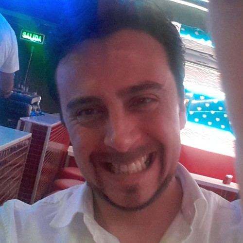 Project Manager, Tecnología de la Información, Fotografía, algo Fashionista, lector de GQ, Esquire y otras yerbas.
