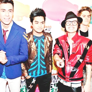 Twitter criado no intuito de ajudar a @rockrestart nos Meus Prêmios Nick 2013. Maratonas oficiais e diárias!