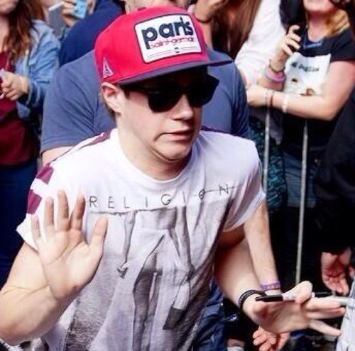 just a fangirl that fangirls. i like bands. alot. 1D ||| Little Mix ||| 5SOS ||| Demi Lovato ||| 0/5 0/4 i am crying dont touch me.
