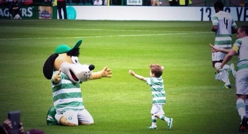 Father to growing bhoy, husband to a understanding wife, son of the immigrants from the island, internet bampot 
Ps also love the tic