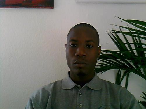Commercial, aime le foot, la musique etc.