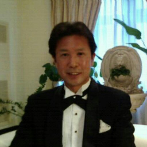 元サンテレビアナウンサー。プロ野球中継【ボックス席】思い出の実況は岡田阪神大願成就など優勝試合を4度、川尻ノーヒットノーラン。情報番組【4時!キャッチ】三船美佳さんとのコンビで司会。その他【ニュースシグナル】などを担当した。現在は神戸常盤大学教員。趣味はゴルフとジムで汗をかくこと。座右の銘「人生はいいもんだ」