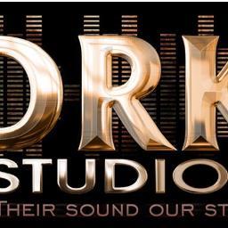 Estúdio musical com equipe altamente profissional para produção de artistas e bandas. / Contato: (15) 9118-5484 ou 9129-0212.
