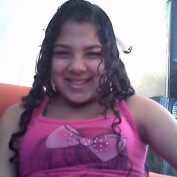 Amo música, do tipo pop, sou extrovertida, legal, etc..