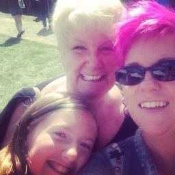 SaraSmiles71's profile picture. 