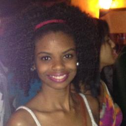 Oi ! Eu gosto de moda, de teatro, de samba, do Ah! Mr. Dan, do verão e de pintar as unhas de vermelho (: