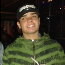 Como dizia Bob Marley: Não confie em ninguem, porque até mesmo sua propria sombra te abandona no escuro
