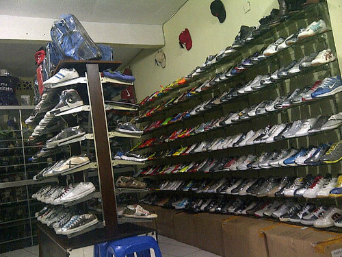 Jual bermacam sepatu, bgi yg minat bisa sms ke 082126661919 pin BB 291325D4. FACEBOOK: ref flyy sport