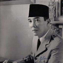 Grosir kaos Bung Karno 100% cotton @ Rp 80.000 min order 10 buah blm termasuk ongkir TELP/WA 081556669017 Katalog :http://t.co/2PVUchjQoI