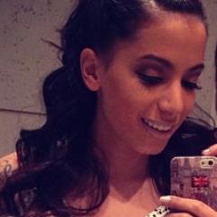 Na escuridão teu sorriso me ilumina @Anitta_OFICIAL