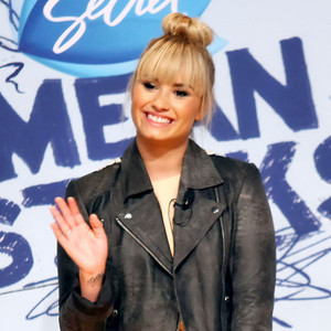 love @katyperry @onedirection @CodySimpson @TheJakeShort @JessieJ so much. Volleyballer@Real_Brit_Payne follows! I follow back :) x) :D xxxxoxxxx