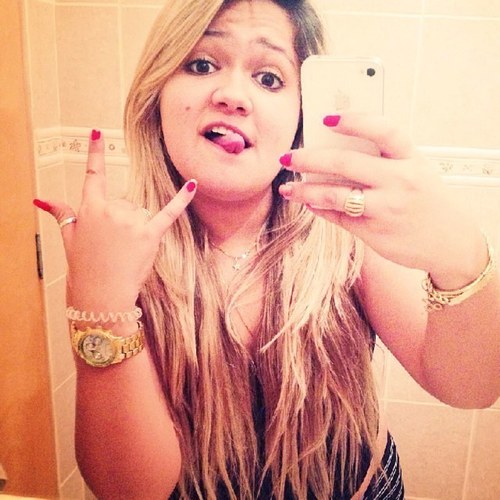 Beije. Ame. Brigue. Sorria. Sinta. Grite. Chore. Faça amigos. A vida só é uma e passa rápido, pare de deixar pra depois ♡