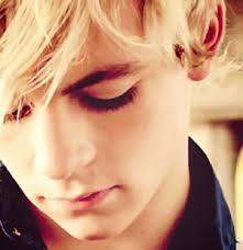 Hello there! I'm Austin Moon. Overnight internet sensation(: I love pancakes! I'm Single and 17!! @yay_AllyDawson @SongwriterAllyx my partners in crime!! :]]