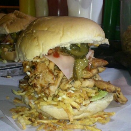 Hamburguesas, Perros Calientes, Choripan, Arepas Cabimeras y Patacones. Ven y Visitanos. Sabor Unico. Instagram: Ashe_Burguers