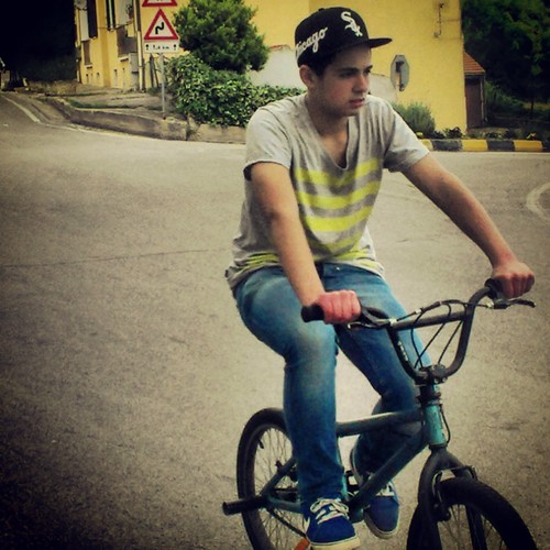 Ragazzo solare e intelligente amante del calcio e delle moto...