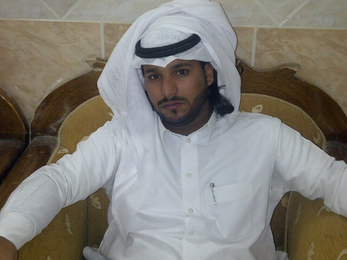 شآعر غزل وعتآب يعبر في قصآيدة عن وآقع يعيشونة أكثر الآشخآصص..♥