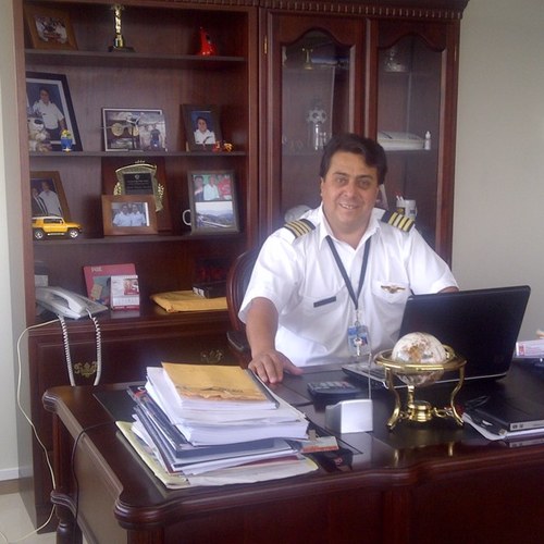 Piloto de mi aeronave y de mis sueños.Empresario comprometido con el bienestar de quienes trabajan conmigo. Mi pasión el fútbol. Presidente de LIBERTAD F. C.