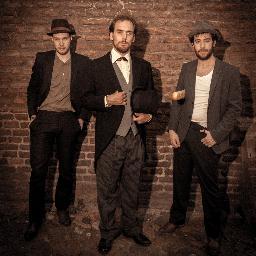 Illuster gezelschap dat zich bezigt met het Franse chanson. Debuutalbum La Vendange ligt sinds januari 2014 in de winkel.
