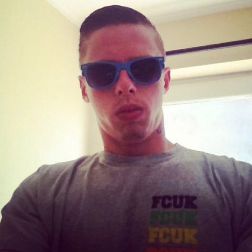 Just a normal bloke just time for my beautiful daughter and them special people ! U no hu you are ;)