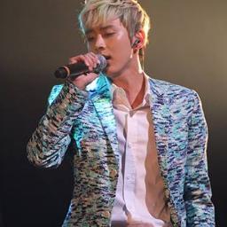 이름 : 천지 / 천 지
     실제 이름 : 이찬희 / 리 찬 희
     닉네임 : 전원 음성
     직업 : 가수, 모델, 배우, MC
     생년월일 : 2008 년 10 월 - 1993 (19 세)
     신장 : 173cm
     무게 : 53kg
     혈액형 :