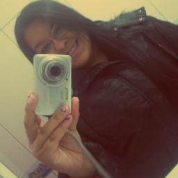 Capricorniana , 16 aninhos , corintiana , adoro sair ,  tô solteira & e tô muiiiiiiito feliz && se não gostou de mim ? Deita na BR ;P'