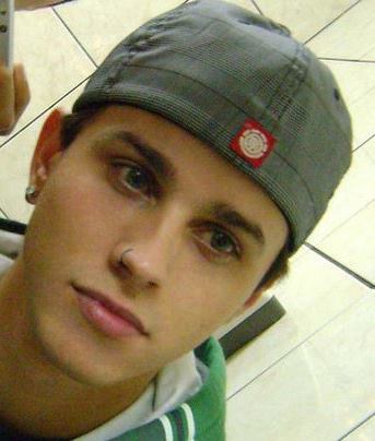 adoro, esportes, viajar, net, comer, baladas, cinema, estar com a galera e curtir a vida.