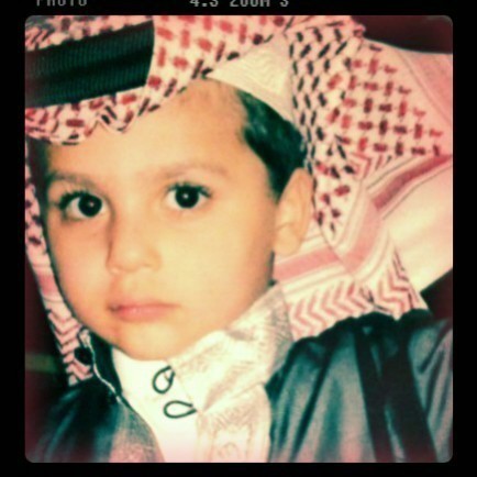 ‏تحت أقدامها تنام آخر أمنياتي .. و فوق جبينهاأجمل محطات القُبل :احبك و هل بعد احبك تنطق الجمل❥