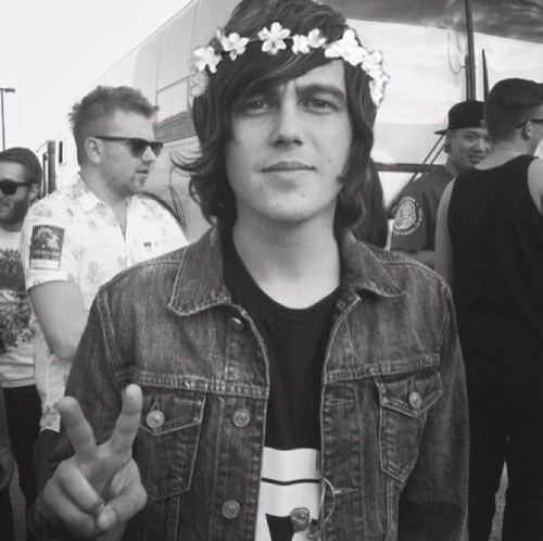 I'm the King for the day. Pay for your sins and then we can be friends. ||Single/Straight|| RP/FL