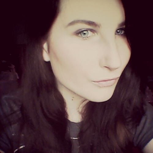 Small girl with high hopes! fascinated by hypnosis and illusion! Film and TV production student!
