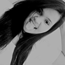 Eu só dou valor às palavras e pensamentos produtivos,construtivos, normalmente vindos de pessoas que me amam verdadeiramente.