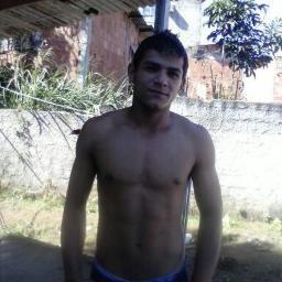 BOM SOU MUITO EXTROVERTIDO GOSTO MUITO DE FUTBOL E VOU CURTINDO A VIDA