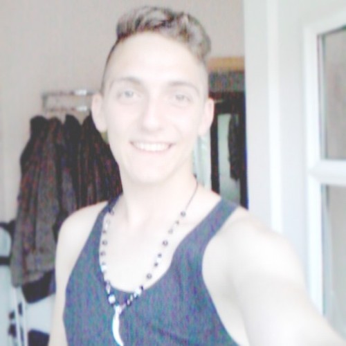 16 years old, green eyes, brown hair      Fifa 13 !