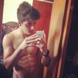 17 anos I apaixonado I Pepsi I 1,72 I confuso pra caralho I amigos I  desejos I academia I marte I Beatles I JMJ ✌