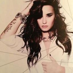 Demi nossa vida !! ( Demetria Denovonne Lovato) perfeição tem nome demi lovato !!