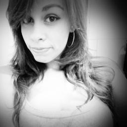 Leonina , 17 anos ,Boba. Brincalhona. As vezes Idiota e chata.fofa quando quero :) Extremamente bipolar e muiiito ciumenta  . e sou eu :)