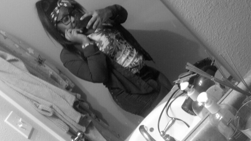 ' Tatata . . My name is Daesanae  Dae-Sha-Nae God Damn  #Team single #Team Lightskin !  Follow me at @xDelete_Blockx BYE (: