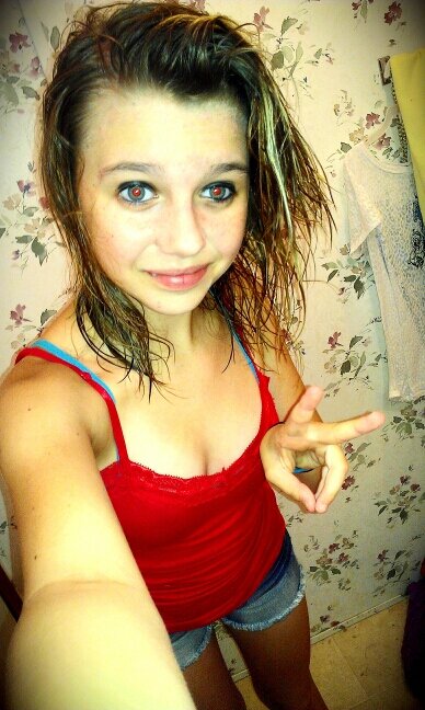 hi my name is Cheryl I'm 13 I was born Feb 11 :) follow me!(: