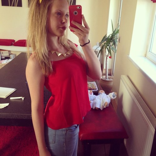 13 from wales, im a shopaholioc and love mumford and sons