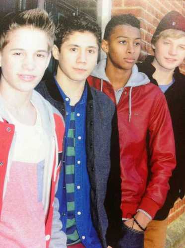 mainstreet for live ~ 0262013~ zoveel love voor daan rein owen nils♥ ~ 05092012 ~ 3/5                                                             in daans bed.