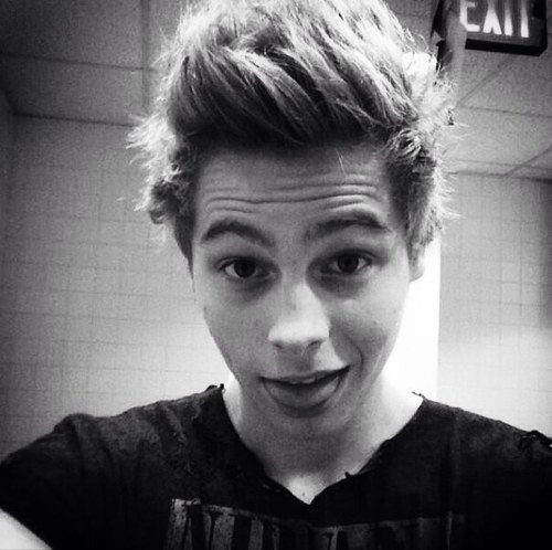 follow @maydaymashton