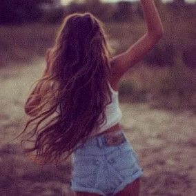 Music junkie♥, I love food & laughing. I think a happy girl is a pretty girl. I like random people. I think funny guys are  more attractive ♥.#blonde&sarcastic♥