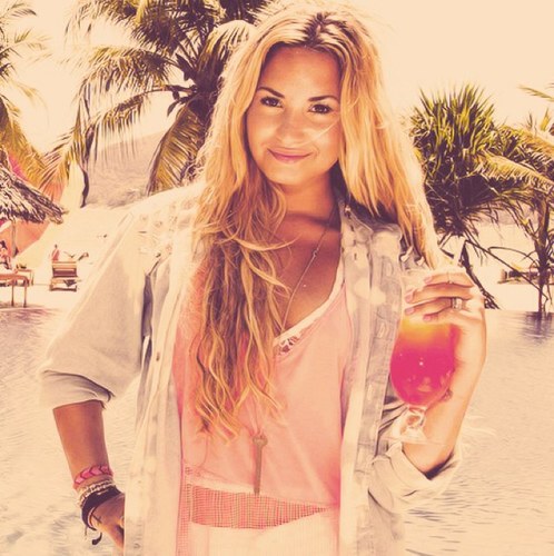 Love @ddlovato , will smith And @LucyHale, oh and the full cast or #PLL best show ever!!