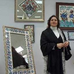 Çini Sanatçısı Selma Barto Gelenekseli Günümüze Getiriyor. Çini eğitimleri ve özel siparişleriniz için selmabarto@hotmail.com a mail atabilirsiniz.