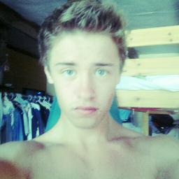 16  YO Si je te follow , follow back ou j'unfollow , retweet mes tweets et je te fais gagné des follow , Maitre de l'humour . UnPseudal Biseness