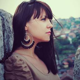 Dueña del flequillo más estiloso del mundo. Marginada, pero eh, que tengo una amiga medio dragón. Libros música y videojuegos. Friki.  Buena samaritana. Ojazos.