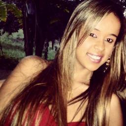 sou apenas uma humana, que vive além do ar que respira.sou doidaah, impaciente,desconfiada, teimosa, ciumenta,possessiva, apaixonada,pensativa,indecisa, nao sou