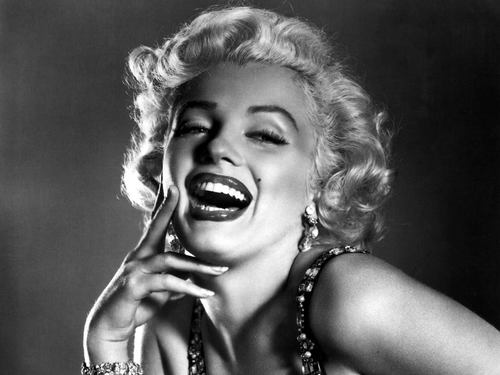 Sarcasmo feminino é uma página em que você vai encontrar devaneios, amor próprio, diversão, humor, ironia e muito sarcasmo! Segue logo ! :D