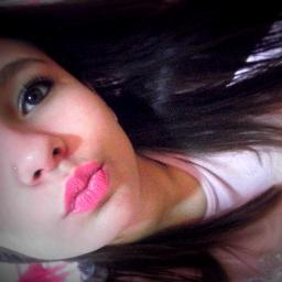 Ciumenta , estressada ,louca por chocolate , meio retardada as vezes KK , , enfim sou feliz (: