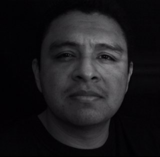 Menso, soberbio, engreído, pecador, sonsacador, tremendo, chocante, necio, terco, hostigador y candidato permanente a ser colgado. 50% tequila, 50% mezcal.